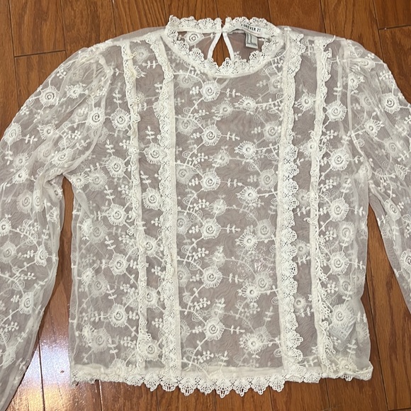 Forever 21 Contemporary Cream Lace & Crochet Long Sleeved Top/ Medium - Picture 2 of 8